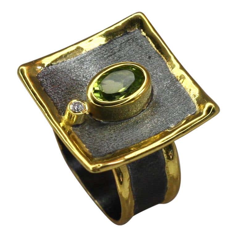 Eclyps 1.35 Peridot Fine Silver Square Ring with Ruthenium and Gold