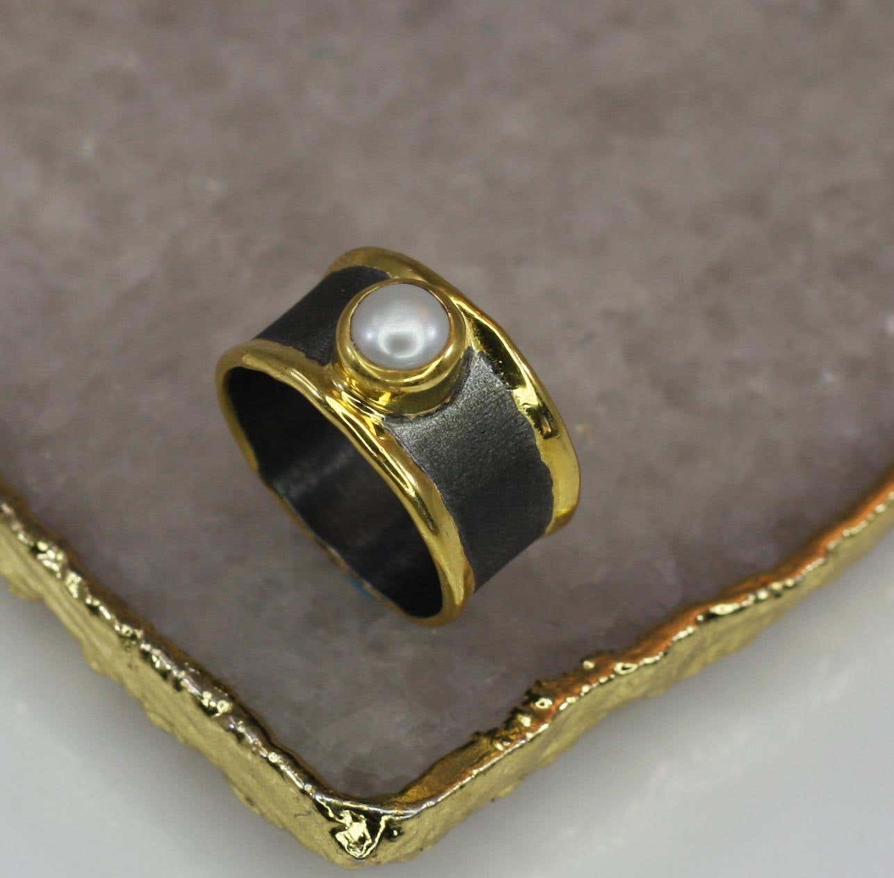 Eclyps Pearl Band Ring in Fine Silver Black Ruthenium and 24 Karat Gold