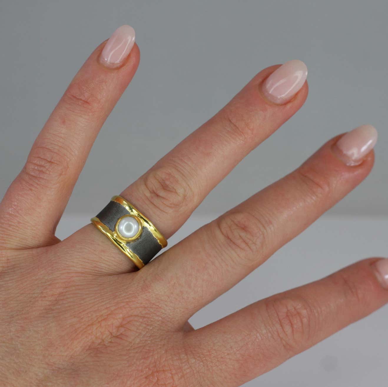 Eclyps Pearl Band Ring in Fine Silver Black Ruthenium and 24 Karat Gold